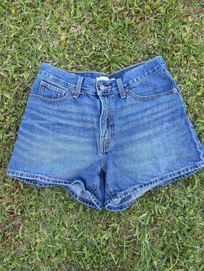 Levis 80s Mom Vintage Inspired Womens Denim Shorts